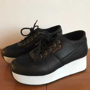  - Inköpta på Din Sko för ca ett år sedan. Använda 3ggr. Väldigt bra skick :) 