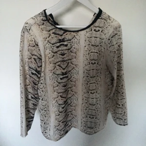  - Från Zara i tunt tyg i fint snakeprint-mönster. Min absoluta favorittopp genom tiderna som nu måste få en ny lycklig ägare pga lite plats i garderoben :( Passar så bra till typ allt, fest som vardagsoutfit! ✨