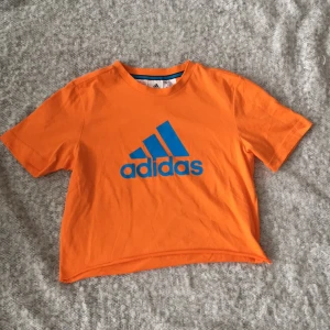  - T-shirt från Adidas! Klippt till magtröja 