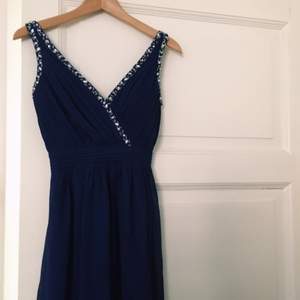 Jättefin blå klänning som passar perfekt till balen. Den är praktiskt taget som ny då jag bara använt den en gång. Inga defekter. Nypris: 1200 Mitt pris: 700 Storlek: 8