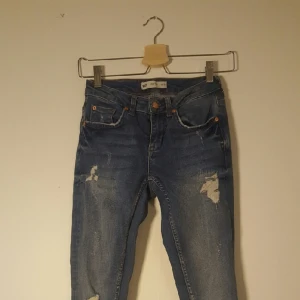  - perfect jeans KIRSTEN från ginatricot med dragkjedjor nertill. använda en gång