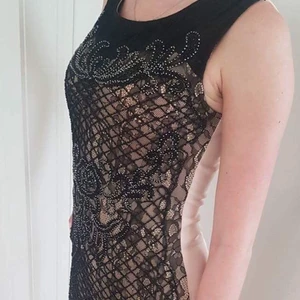  - En beige och svart klänning med en dragkedja på baksidan. I väldigt bra skick använd bara en gång. 