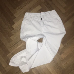  - Säljer dessa byxor skitbilligt pga en liten fläck på låret. 