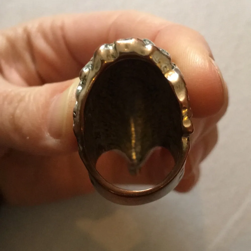 Ring, örnhuvud. Ej äkta silver, kopparfärgad på sina ställen. Stor men bekväm. (Se bild 2) 5 cm från huvud till näbb. (Se bild 1) Öppning är 1,7 cm bred och 2,5 cm hög (se bild 3) Skickas mot att köparen betalar frakt. . Accessoarer.