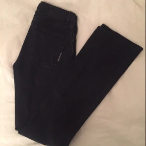  - NEUW jeans i bootcut modell. Mörkt grå. Knappt använda. 