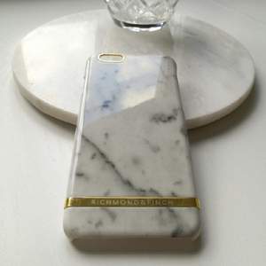 Mobilskal vit marmor från Richmond & Finch passar till Iphone 6.
Nypris: 399 kr.
Frakt ingår.
Gärna betalning via Swish.