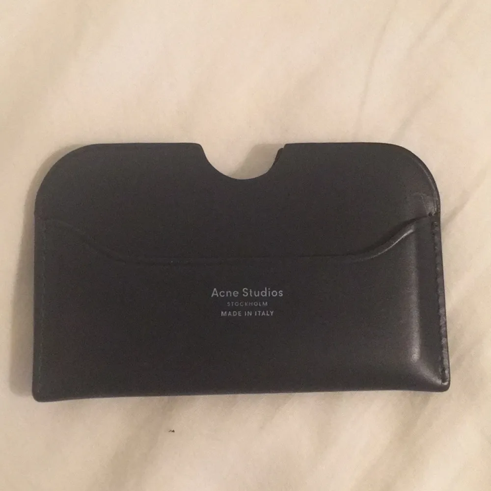 Brand new Acne wallet/ card holder. Accessoarer.