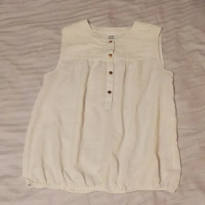  - Jättesöt ärmlös topp från Vero Moda med "resår" sparsamt använd och i fint skick. Passar såväl S som M.

Jag kan frakta eller mötas upp. Vid frakt står köparen för porto. 
Pris kan diskuteras vid snabb affär.

