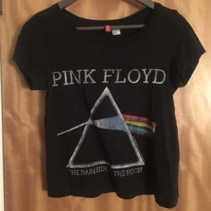  - Croptop från hm DIVIDED. Väldigt lite använd. 