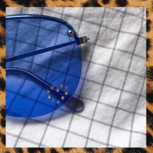  - Skitcoola 90-tals brillor med strassdetalj!! Lite spruckna vid fästet av spikarna längst ut i kanterna (dock inget som lite lim inte kan fixa), men inget en tänker på :)   Älskar dem men har alldeles för många glasögon och måste rensa ut, så nu behöver dessa ett nytt hem! <33