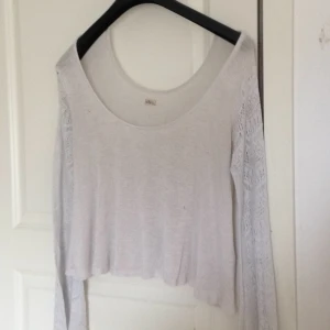  -  En tröja perfekt för den moderna bohemen! Tröjan är ifrån Holister, den är lite sliten och har en del mindre hål!  Armarna är i spets och är långa!  perfekt för sommarens festivaler 