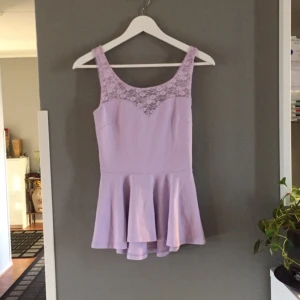  - Linne med spetsdetaljer och volanger Frakt tillkommer Sparsamt använd Kan mötas i Helsingborg/Klippan