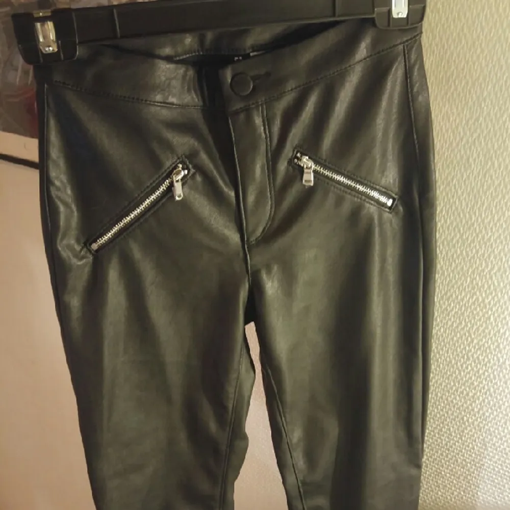 fake leather byxor. oanvända. Jeans & Byxor.