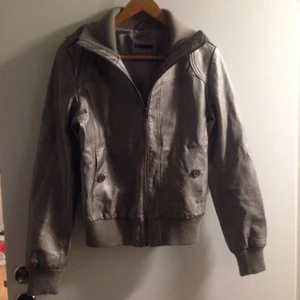  - Säljer en silvergrå jacka i storlek 36 som kan användas under tidig höst/sen vår. hör av er vid intresse! Nr: 0730764705