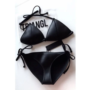  - TRIANGL Bikini garanterat äkta/original. Dustbag i samma tyg och material som bikini medföljer.   Helt oanvänd, endast prövad.  Överdel: strl L (mer som en 38/M) Underdel: strl S   Nypris: 900:- Material: 100% neopren