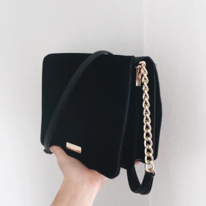  - Söt liten väska med gulddetaljer, skinnimitation på ena sidan och sammet på andra. Kan användas både som clutch eller över axeln. Köpt i London i september.