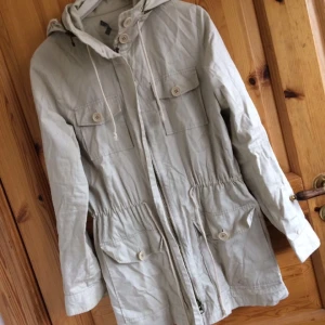  - Söt beige vårjacka! Stl S!