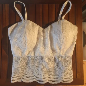  - Vit spets top 99kr ingår frakt