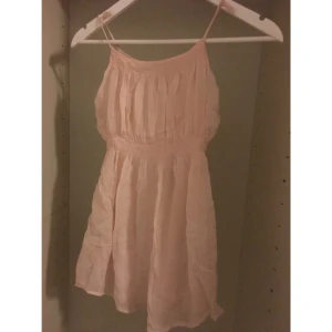  - Mörke: Valerie Aflalo 
Storlek S 
färg rosa 