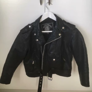  - Skinnjacka av äldre modell ( bikermodell, kort) välanvänd och go i skinnet (äkta) 