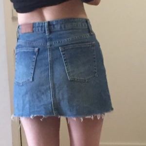  - Spontan köp från UO i London som visade sig va fel strl. Bedömer dessa som strl S då den är lite för stor för mig som vanligtvis har XS, tror inte den skulle passa någon med M. 