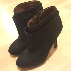  - Supersnygga klackar från Zara. Aldrig använda pga de är för små. Storleken är 37 men de är små i storleken så snarare som 36.