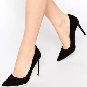  - Svarta klackskor från ASOS Strl 40, 10cm klack  helt oanvända Säljer pga fel strl  