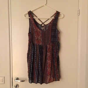  - En kortare klänning från Urban Outfitters i tunt tyg! Storleken är XS men den sitter inte tajt så den kan likväl användas som ett lite längre linne. Köpare får betala frakt, men kan även mötas upp i Stockholm :)