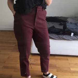  - Vinröda kostym byxor i L, men passar mig som vanligtvis har S/M 