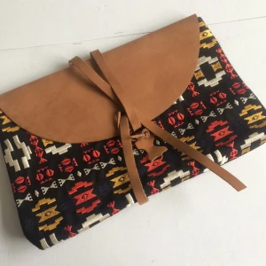  - Oanvänd superfin kuvertväska! Läderdelarna är i fejkläder.   Storlek ca 20x30 cm 