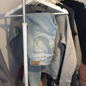  - Hollister jeans, moderna avklippningen där nere (som ska vara där) köpta i somras o använda 2 gånger.