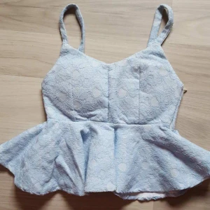  - Blå spets top 50kr+(35kr frakt)