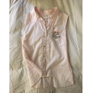 - Odd molly ärmlös blus i ljust rosa, storlek S-M