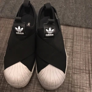  - Adidas slip on.
Storlek 36 1/2 köpt på Karltex, Göteborg. 
Väldigt gott skick. 