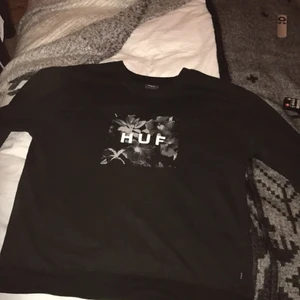  - Säljer en HUF crewneck i Large som aldrig kommer till användning, köparen står för frakten. Har Swish! 