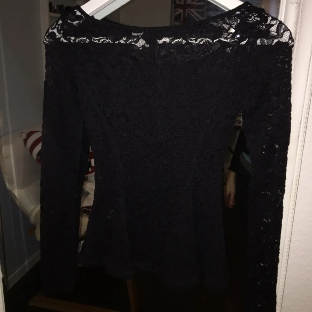 Svart peplum top i spets från H&M, använd en gång. Vid frakt tillkommer 30 kr. Toppar.