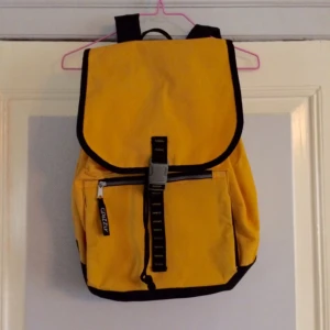  - ⚠️Snyggaste ryggsäcken söker nytt hem⚠️  • Storlek: A4+ • Märke: Grizzly • Material: Polyester? • Skick: Knappt använd, mycket fint skick! • Övrigt: Inga skavanker alls. Stort + mindre fack • Frakt: 53kr spårbart 