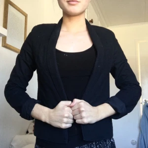  - Figursydd svart kavaj med enkel knäppning! Passar även mig som har stl XS. (Ostruken på bilderna). Köparen står för frakten! 