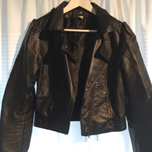  - Sparsamt använd svart skinnjacka från hm i storlek 44.  Vid frågor vänligen skicka meddelande. Köparen står för frakt. Plagget skickas när pengarna är på kontot.  Tar emot swish! 