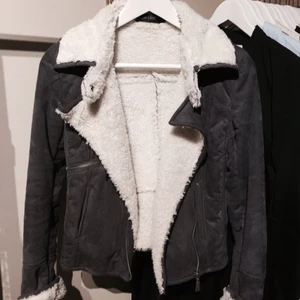  - Varm och skön jacka. Storlek S, passar en XS-S. 