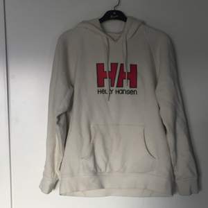Vit Helly Hansen hoodie i storlek L fast sitter mer som en M 9/10 condition. Pris kan diskuteras vid snabb affär.