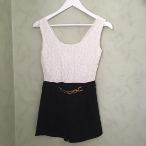  - Byxdress köpt på marknad i Spanien. Spets upptill och metalldetaljer i midjan. Helt oanvänd, frakt tillkommer!