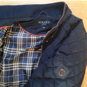  - En fin svart höst/vår jacka från märket Hollies. Ursprungspriset var 1498kr från bubbleroom men säljer nu för 800kr i storlek 34 men passar även som 36. Endast använd några fåtal gånger & är därför i väldigt bra skick!! Säljer endast för att jag fick den i fel storlek... Kan även bytas mot en 32, eller en annan vår/höst jacka ;) bara skriva för fler frågor eller bättre bilder!😊