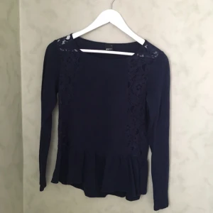  - Marinblå top från gina, spets på sidorna. Har varit en favorit men används tyvärr aldrig länge. Frakt tillkommer!