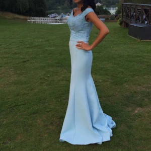  -    Har använt klänningen bara en gång. Kan passa storlek 34-36.