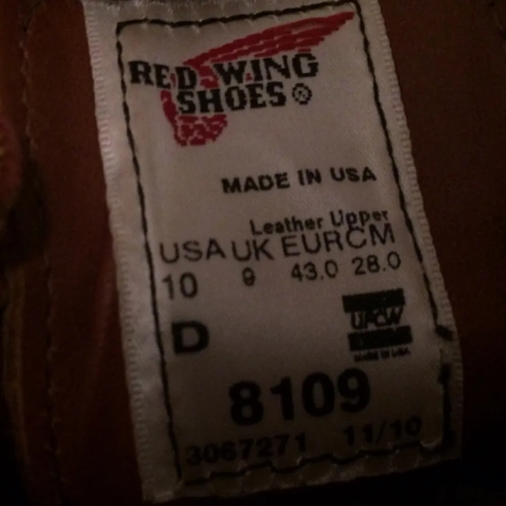 RED WING SHOES #8109 - Classic Oxford Shoe in
Mahogany Oro-iginal leather w. moc toe.

Storlek - Us 10 (Uk 43)

Använda endast två gånger! Nyskick utan skador och
med intakt sula. Nypris 2799kr. Skor.