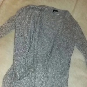  - Fin och gråmelerqd omlott cardigan/tröja som kommer från ginatricot, köptes förra året men blir dessvärre inte så använd då den är lite för stor för mig. Frakt tillkommer!👏