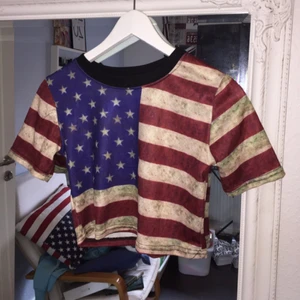  - Crop top från Oasap med amerikanska flaggan. Använd en gång, storlek XS