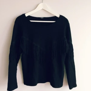  - Superfin tröja med fransar från Bikbok! 
