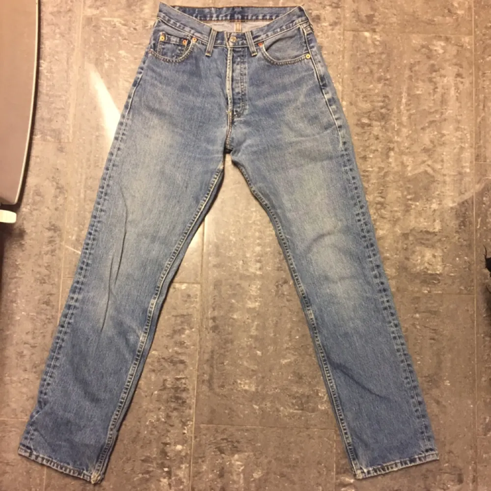 Levis jeans från 70-80-talet väl använda men det ger dom bara charm. Knäpps med knappar hela vägen. Lite slitna i skrevet därav lägre pris. . Jeans & Byxor.